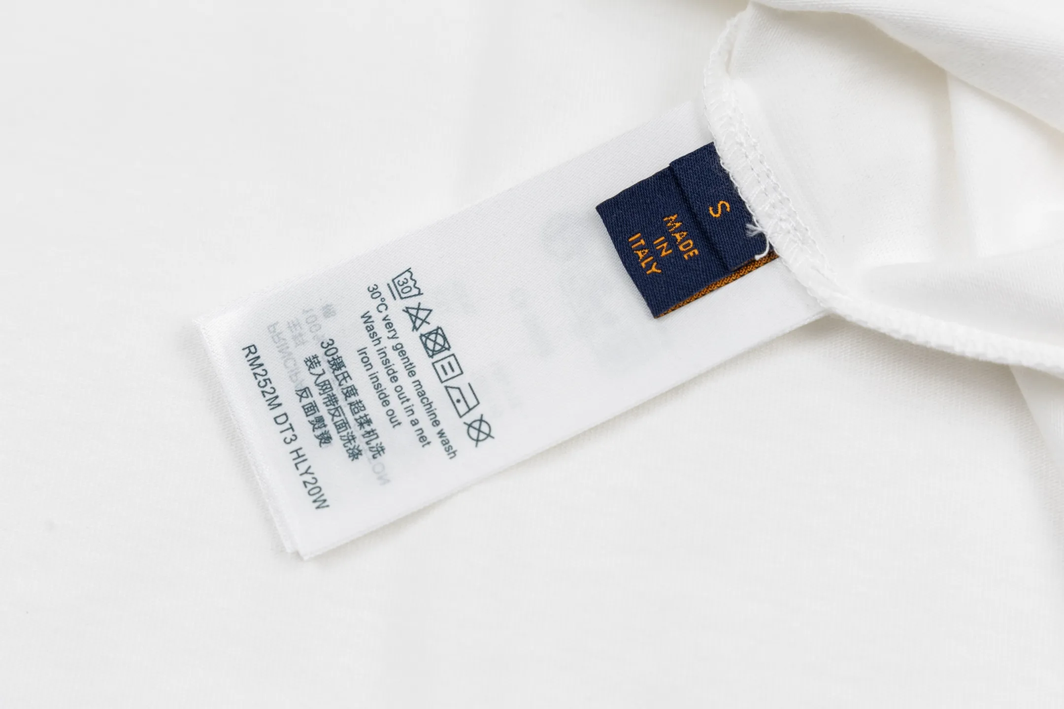 🅿️280 1v 25FW hand-signed letter embroidered short sleeves. The fabric is made of 12S 230g plain cotton fabric, and the rib is made of 32S 300g double yarn stretch rib. This cotton T-shirt is made of soft wool-like yarn, with logos and letters embroidered on the front and back, creating a visual effect that resembles a knitted texture. Suitable for matching with various casual styles, showing fun and elegant style. The fabric is made of 12S cotton to ensure breathability and softness for daily wear. The high-density ribbing on the neckline improves elasticity and deformation resistance through a double yarn structure and higher weight, forming a practical structure of "primary flexibility and supplementary toughness". Flat stitch embroidery three-dimensional craft is a special embroidery technique that uses flat stitch to create embroidery with a three-dimensional feel. This process creates a richer three-dimensional effect and layering by precisely controlling the depth and angle of the stitches and increasing the density and length. Size:XS-S-M-L